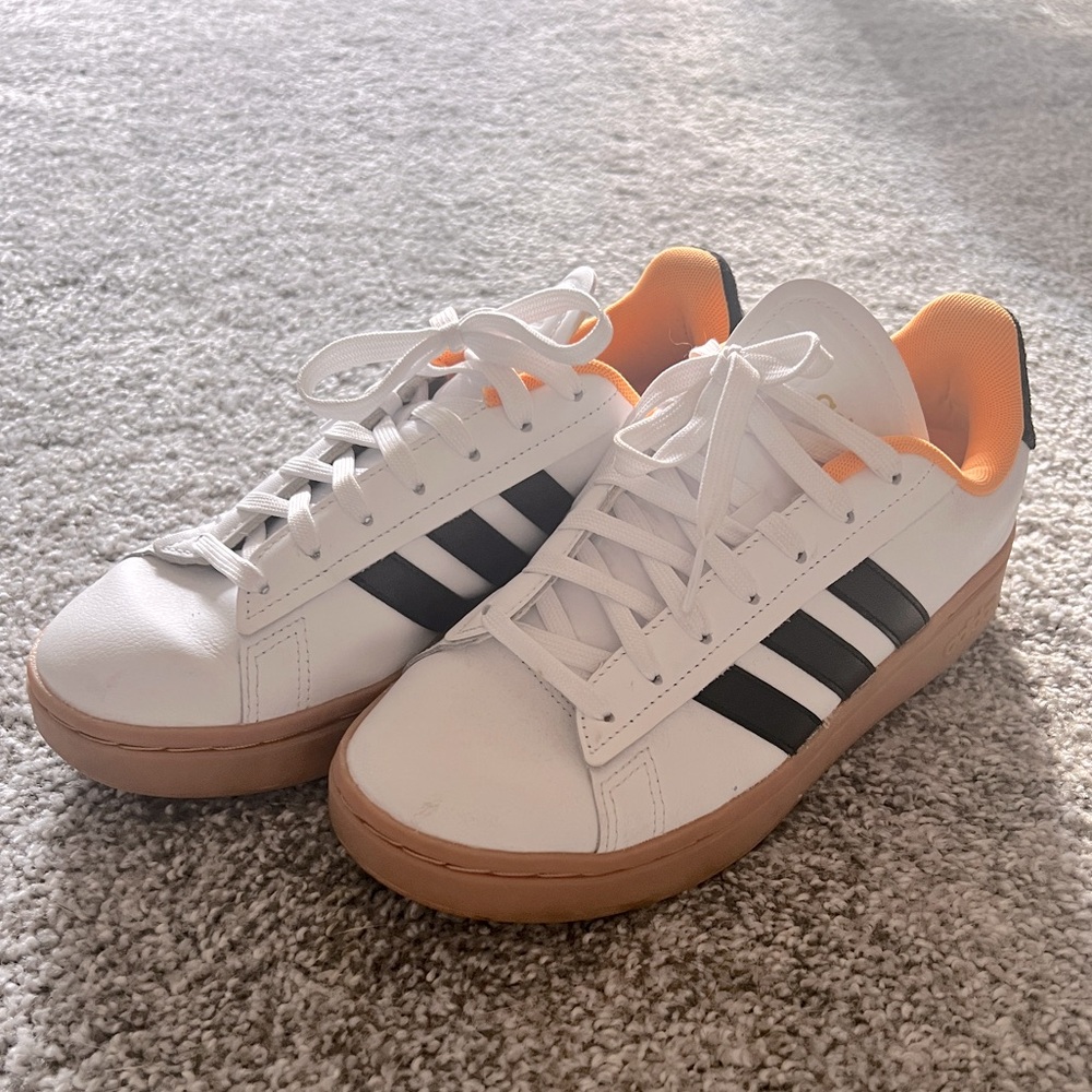 Adidas womens sneaker 7.5